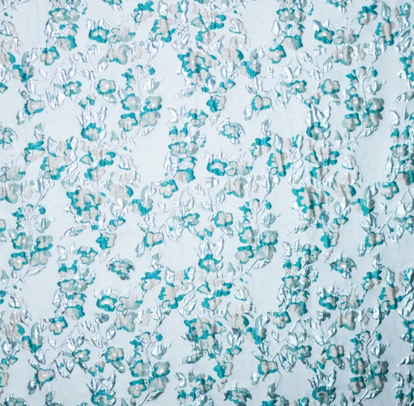 Jacquard lichtblauw met glanzende bloemen